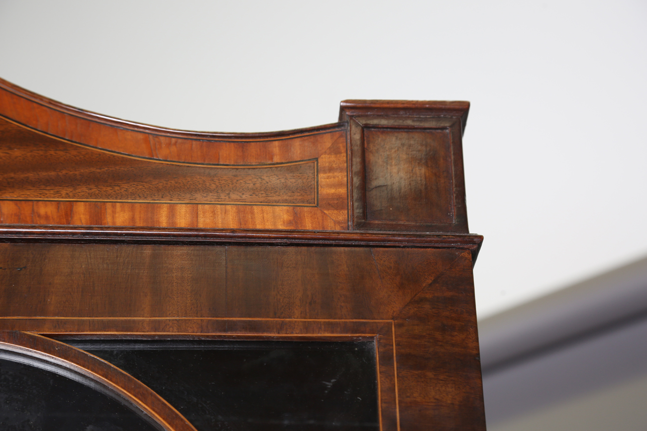 A George III Sheraton period mahogany library bookcase cabinet with satinwood crossbanded - Image 10 of 12