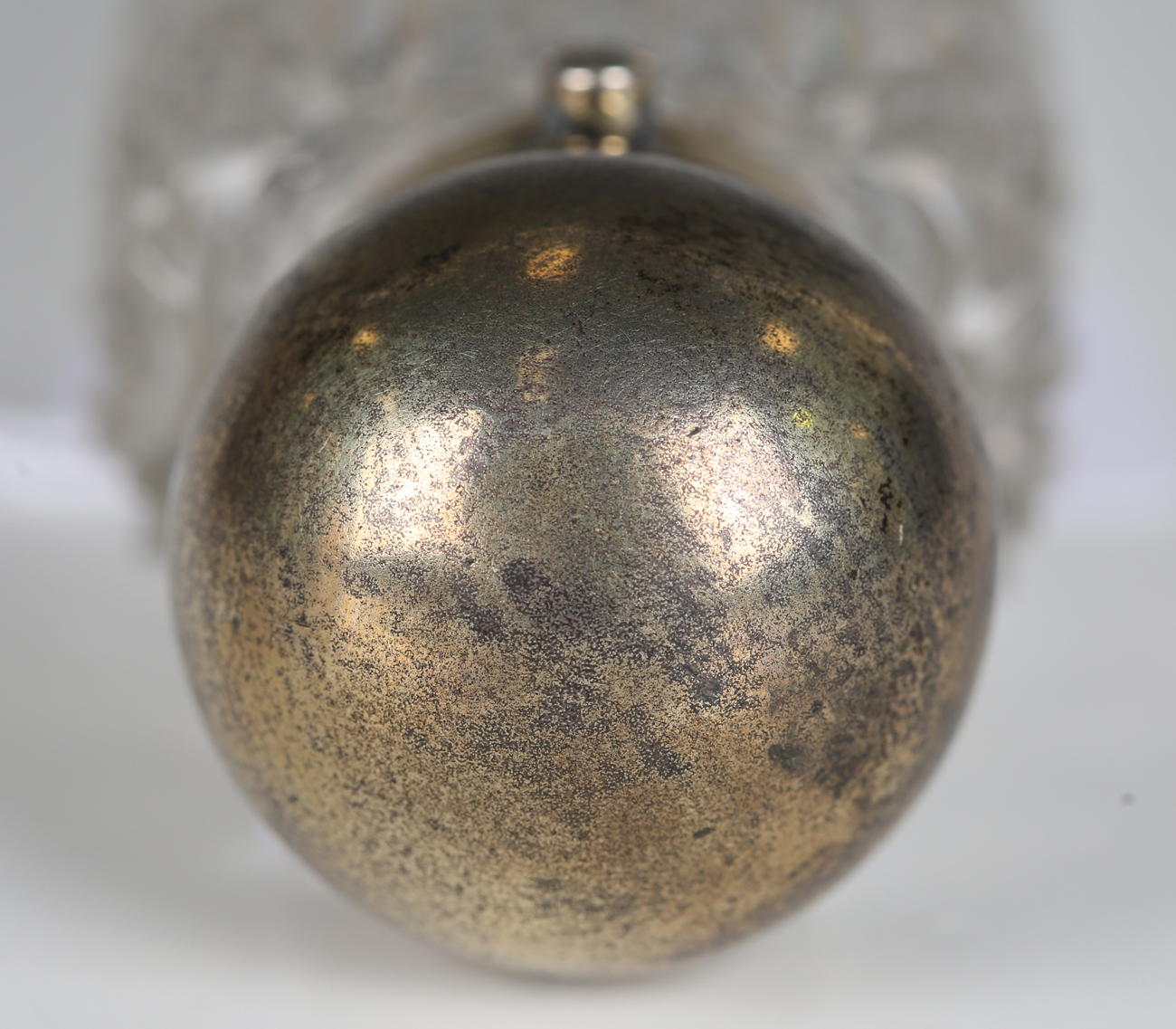 A Victorian silver gilt and cut glass scent bottle of elongated tapering form, London 1882, length - Image 3 of 8