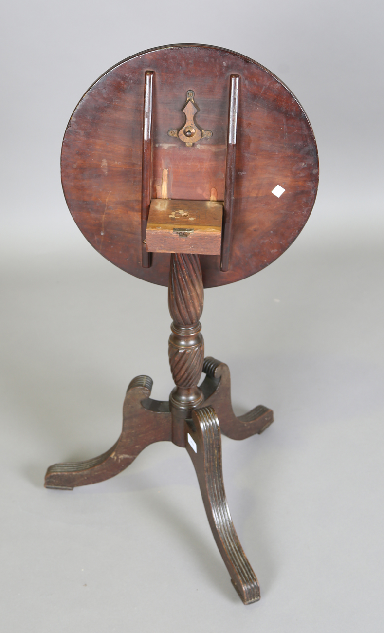 A Regency style mahogany circular tip-top wine table, on tripod legs, height 71cm, diameter 45cm. - Image 3 of 9