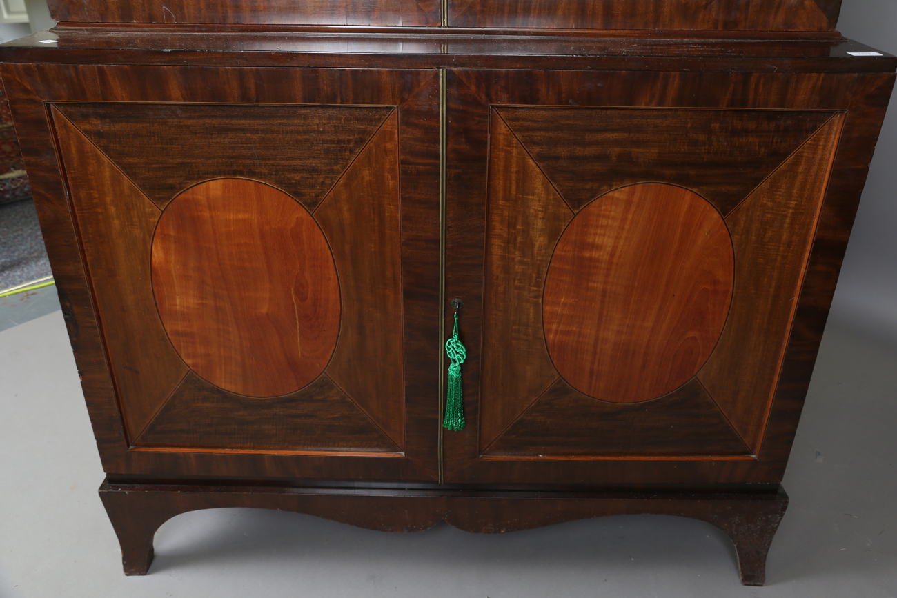 A George III Sheraton period mahogany library bookcase cabinet with satinwood crossbanded - Image 8 of 12
