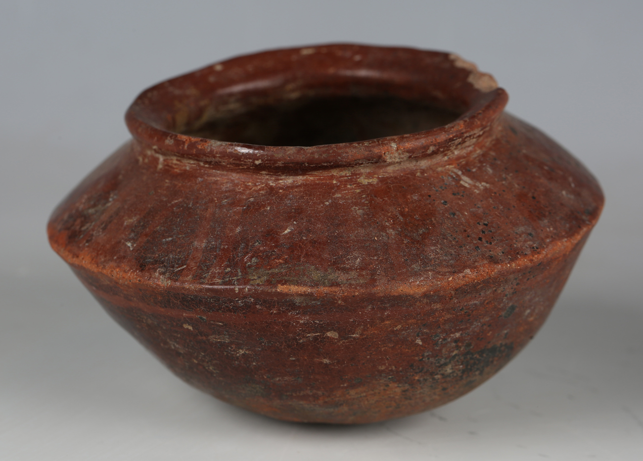 Two pieces of pre-Columbian pottery, comprising a footed bowl with vertical striped banded - Image 6 of 14