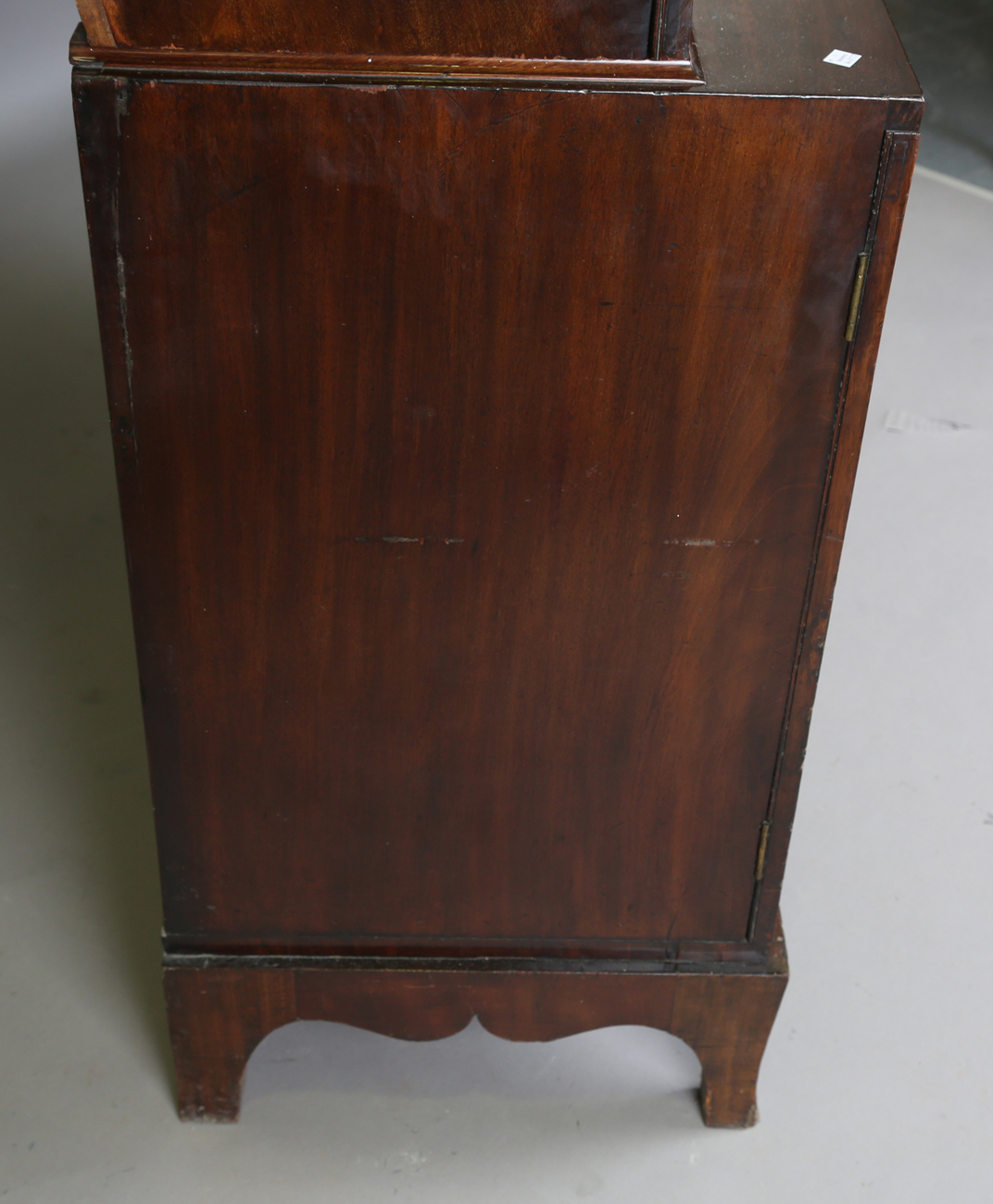 A George III Sheraton period mahogany library bookcase cabinet with satinwood crossbanded - Image 4 of 12