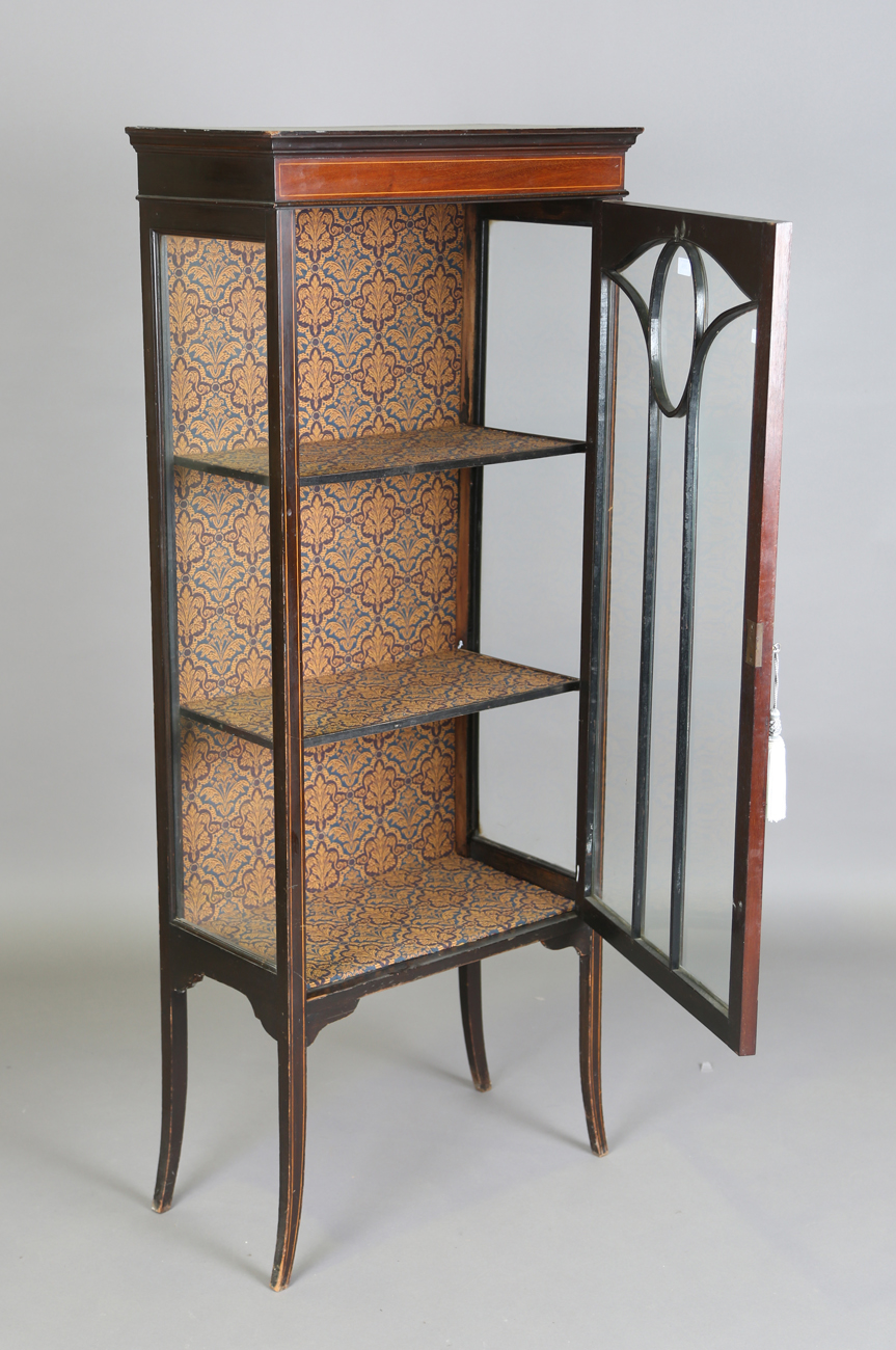 An Edwardian mahogany display cabinet with inlaid decoration and glazed door, on outswept square - Image 9 of 9