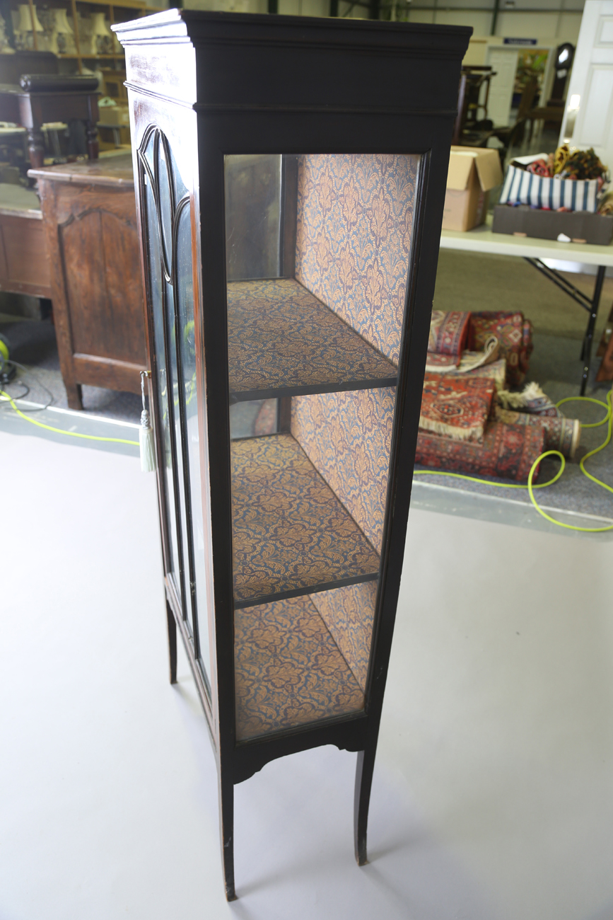 An Edwardian mahogany display cabinet with inlaid decoration and glazed door, on outswept square - Image 2 of 9