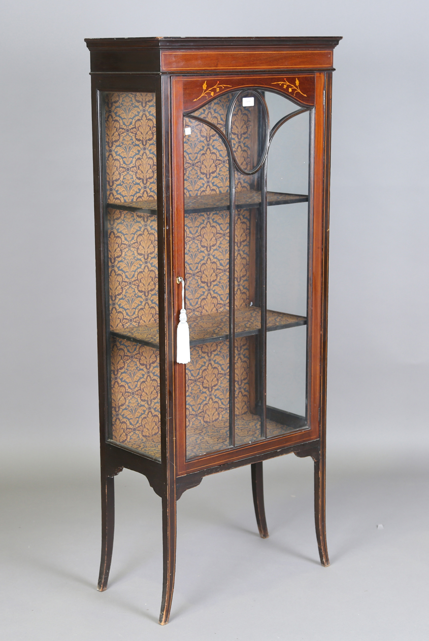 An Edwardian mahogany display cabinet with inlaid decoration and glazed door, on outswept square