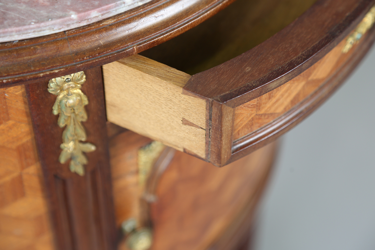 An early 20th century French parquetry kingwood oval bedside cabinet with gilt metal mounts and - Image 8 of 11