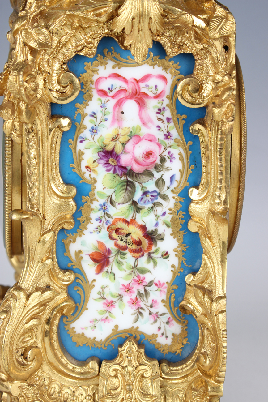 A late 19th century French ormolu and Sèvres style porcelain mantel clock with eight day movement - Image 5 of 14
