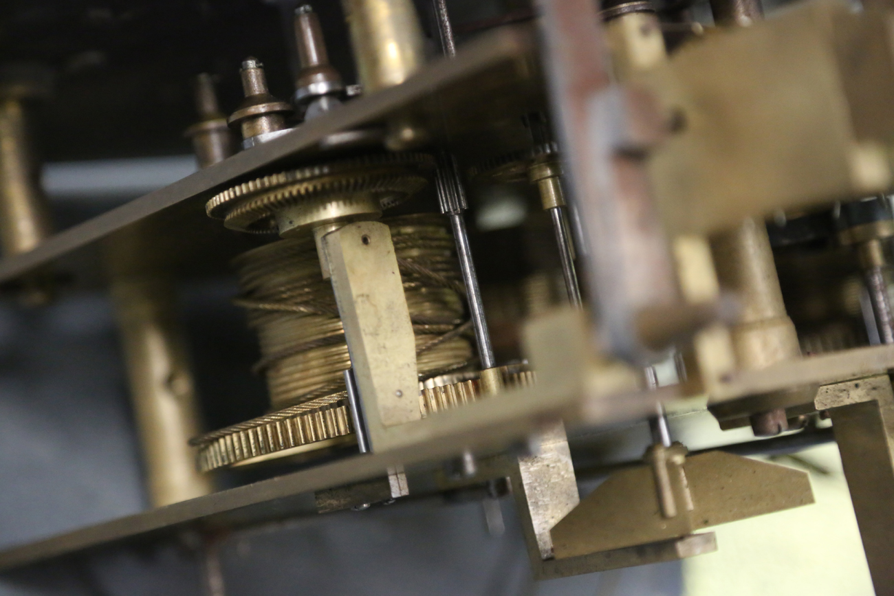 An early 20th century mahogany and glazed longcase clock, the three train movement chiming - Image 14 of 24