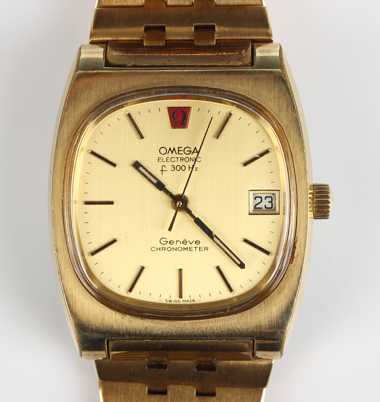 An Omega Electronic F300 Hz gilt metal and steel backed gentleman's bracelet wristwatch, the - Image 9 of 12