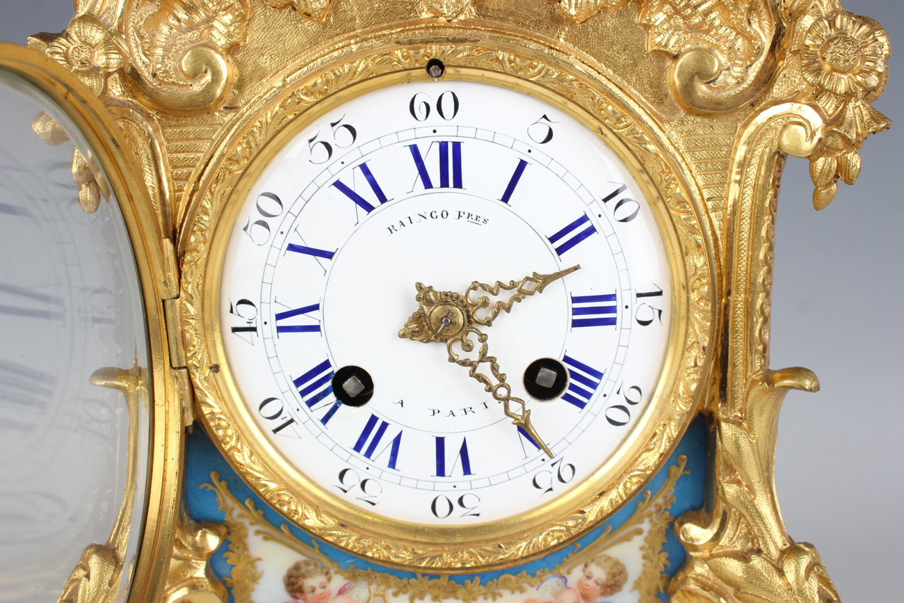 A late 19th century French ormolu and Sèvres style porcelain mantel clock with eight day movement - Image 14 of 14