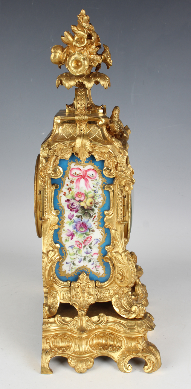 A late 19th century French ormolu and Sèvres style porcelain mantel clock with eight day movement - Image 4 of 14