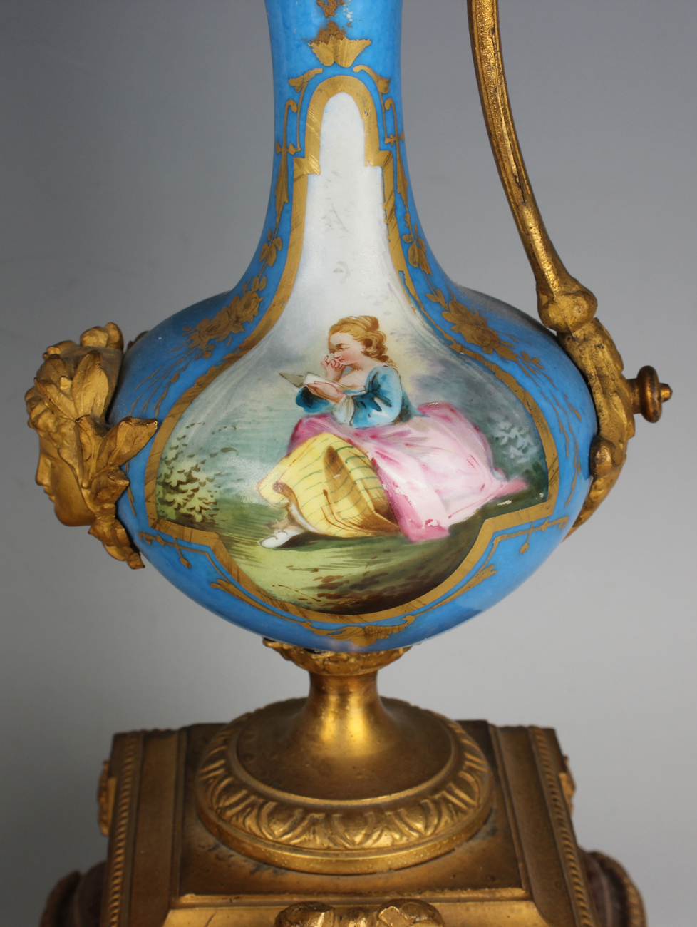 A late 19th century French gilt metal and porcelain mantel clock with eight day movement striking on - Image 3 of 12