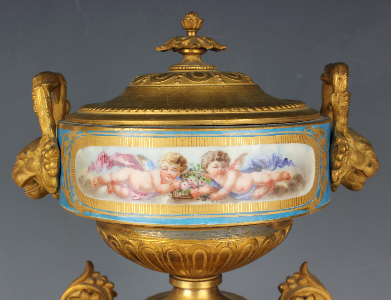 A late 19th century French gilt metal and porcelain mantel clock with eight day movement striking on - Image 10 of 12