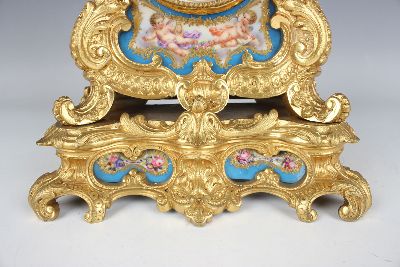 A late 19th century French ormolu and Sèvres style porcelain mantel clock with eight day movement - Image 9 of 14