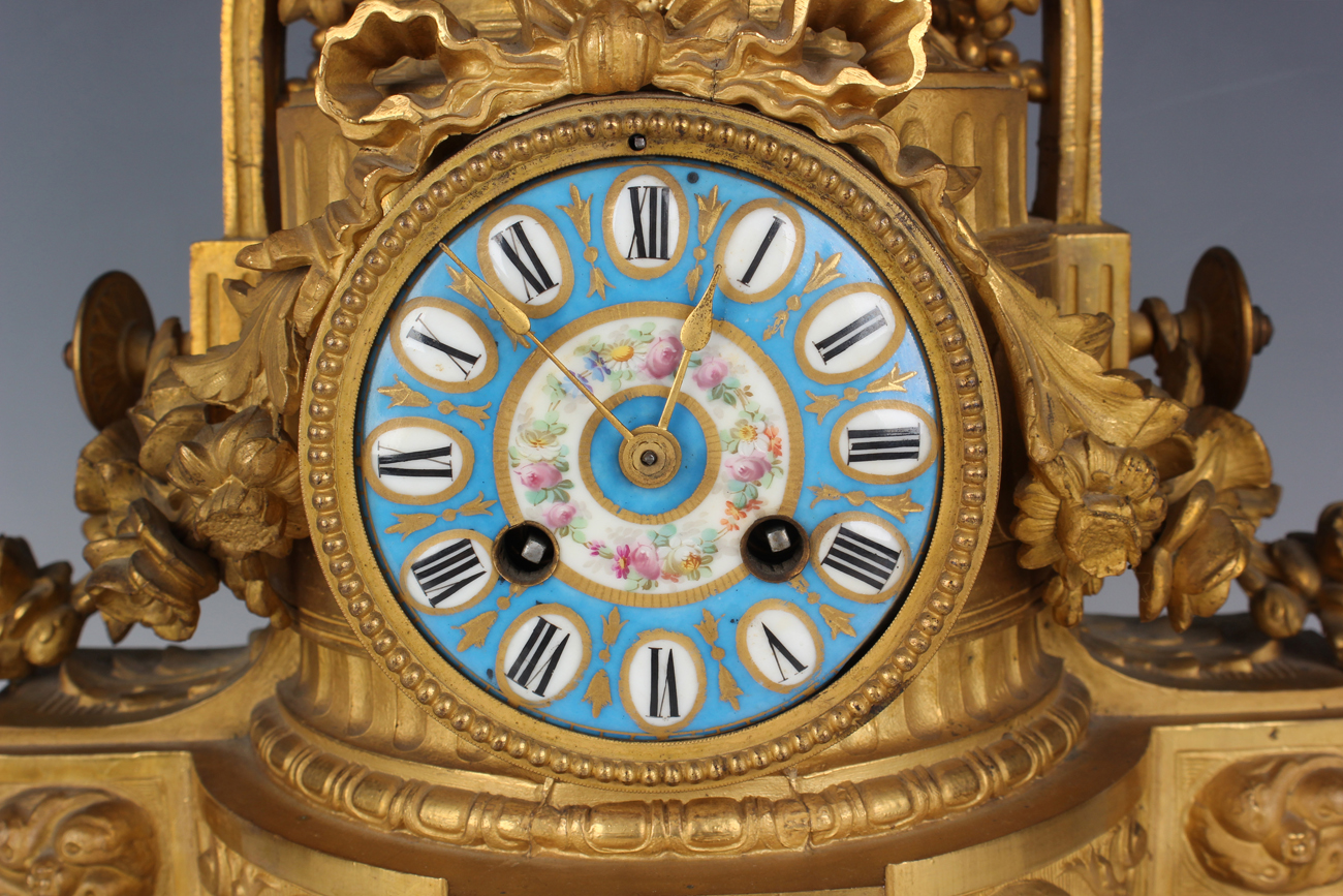 A late 19th century French gilt metal and porcelain mantel clock with eight day movement striking on - Image 11 of 12