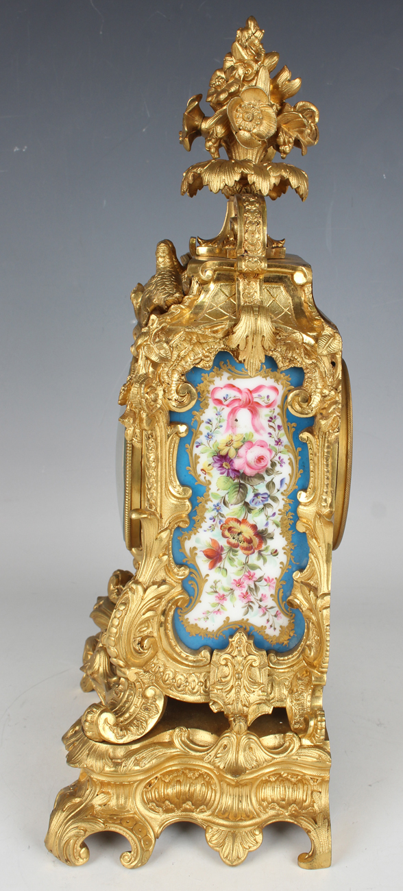 A late 19th century French ormolu and Sèvres style porcelain mantel clock with eight day movement - Image 6 of 14