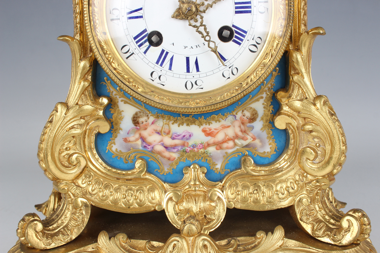 A late 19th century French ormolu and Sèvres style porcelain mantel clock with eight day movement - Image 10 of 14