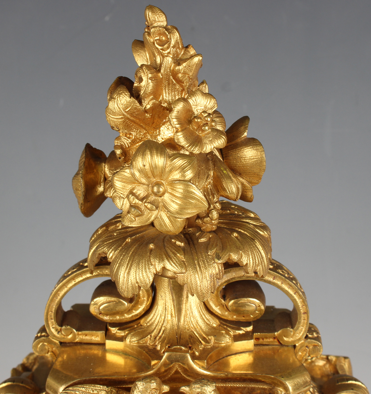A late 19th century French ormolu and Sèvres style porcelain mantel clock with eight day movement - Image 13 of 14