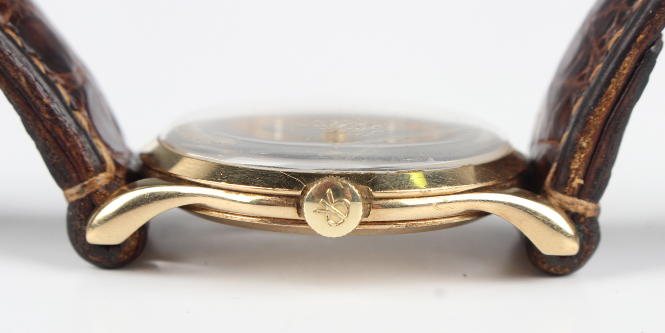 A Vertex Revue 9ct gold circular cased gentleman's wristwatch with signed jewelled movement, the - Image 3 of 6