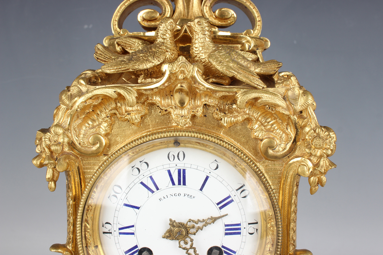 A late 19th century French ormolu and Sèvres style porcelain mantel clock with eight day movement - Image 11 of 14