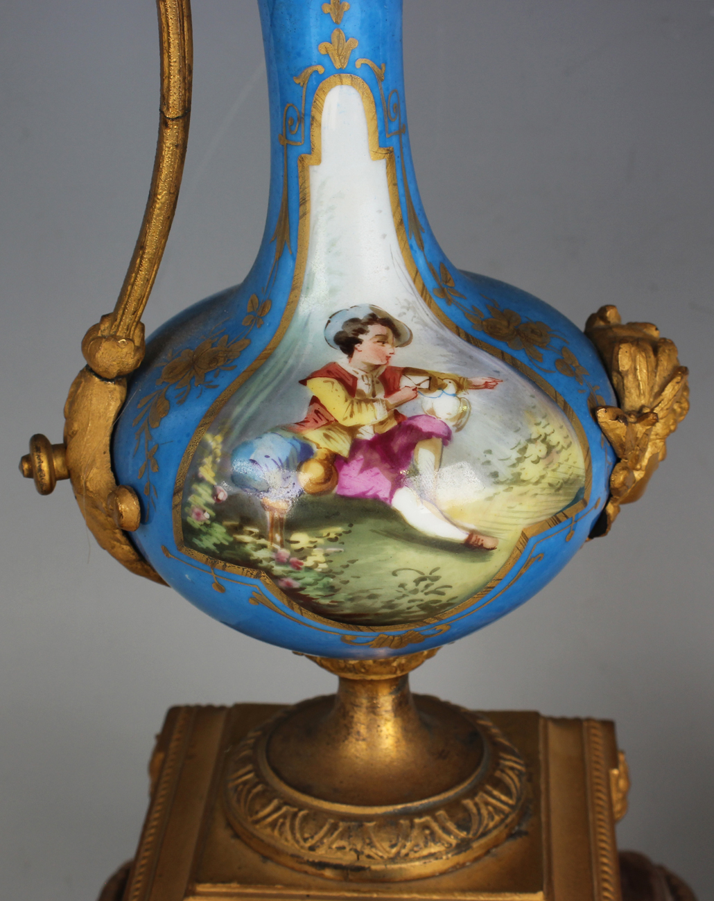 A late 19th century French gilt metal and porcelain mantel clock with eight day movement striking on - Image 4 of 12