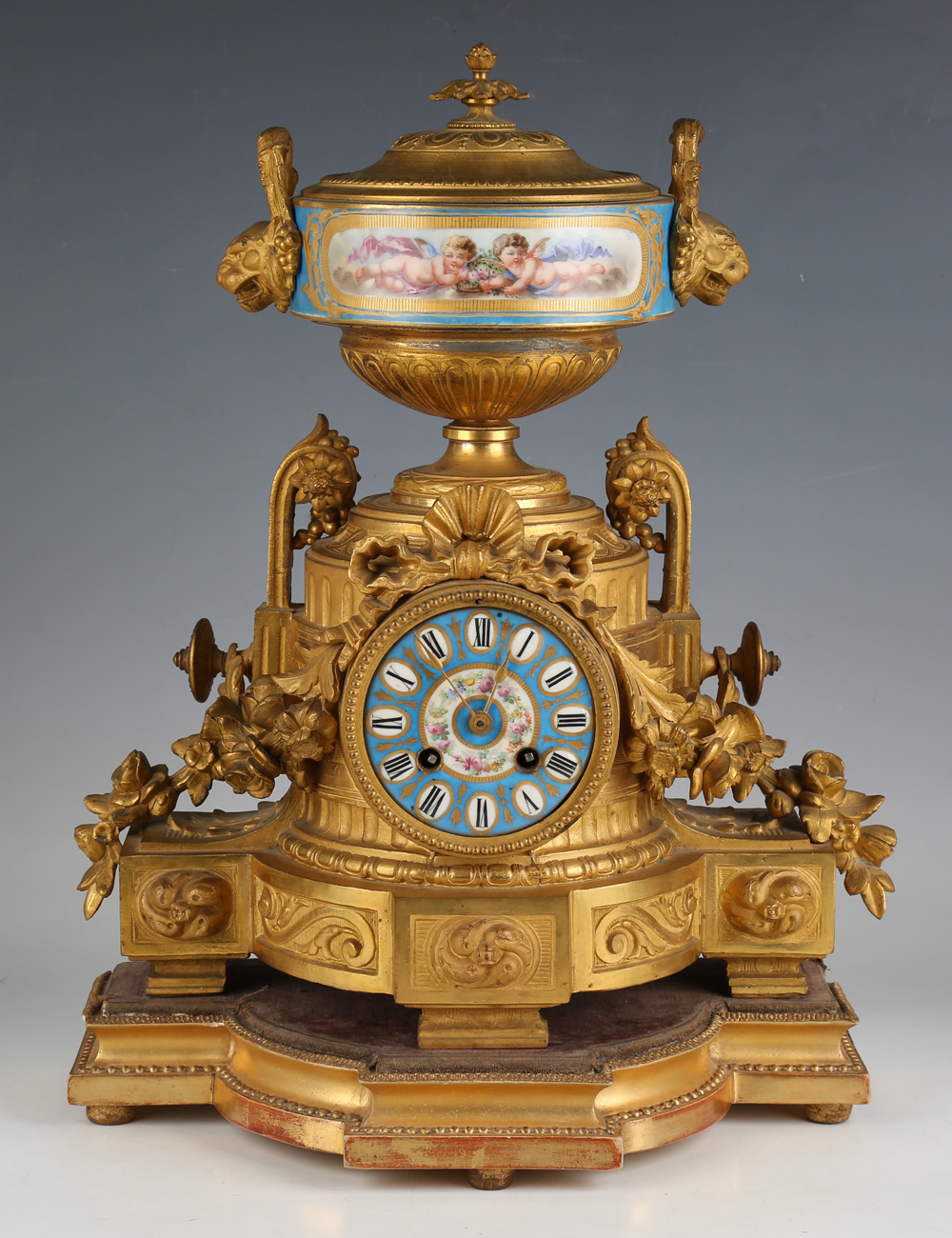 A late 19th century French gilt metal and porcelain mantel clock with eight day movement striking on - Image 12 of 12