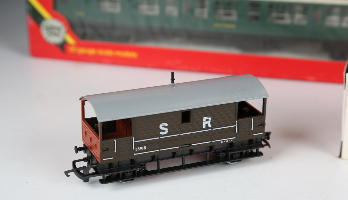 A collection of Hornby Railways, Tri-ang Hornby and Tri-ang gauge OO items, including R.380 - Image 9 of 11