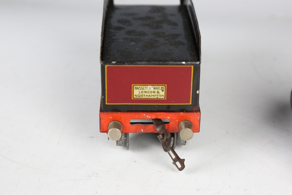 A Bassett-Lowke gauge O clockwork locomotive 'Duke of York' and tender 1931 in maroon and black - Image 3 of 12