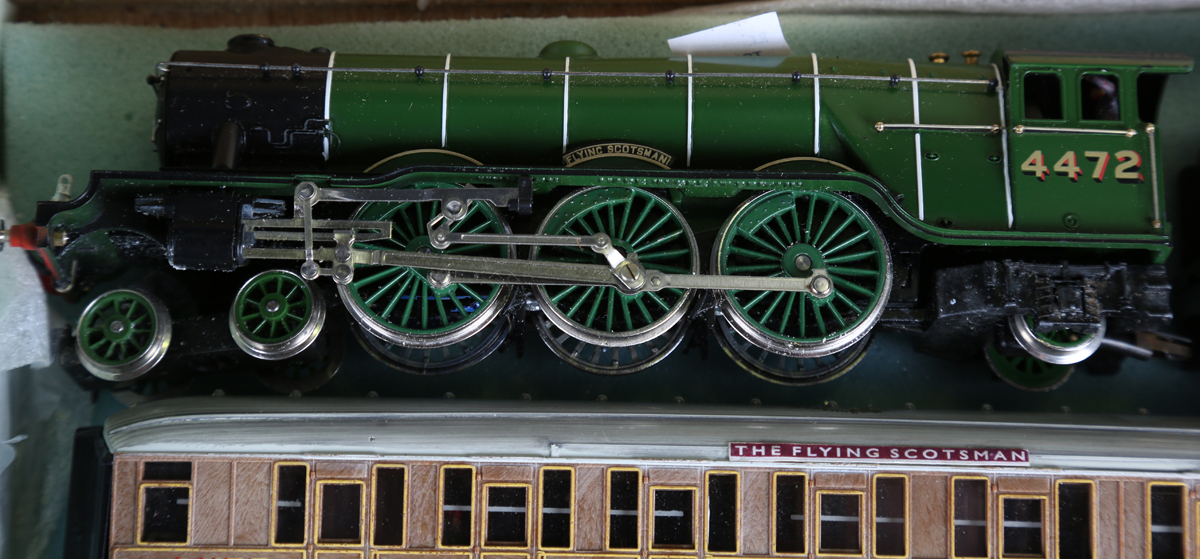A collection of Hornby gauge OO railway items, including locomotive 'Flying Scotsman' and tender, ' - Image 8 of 8