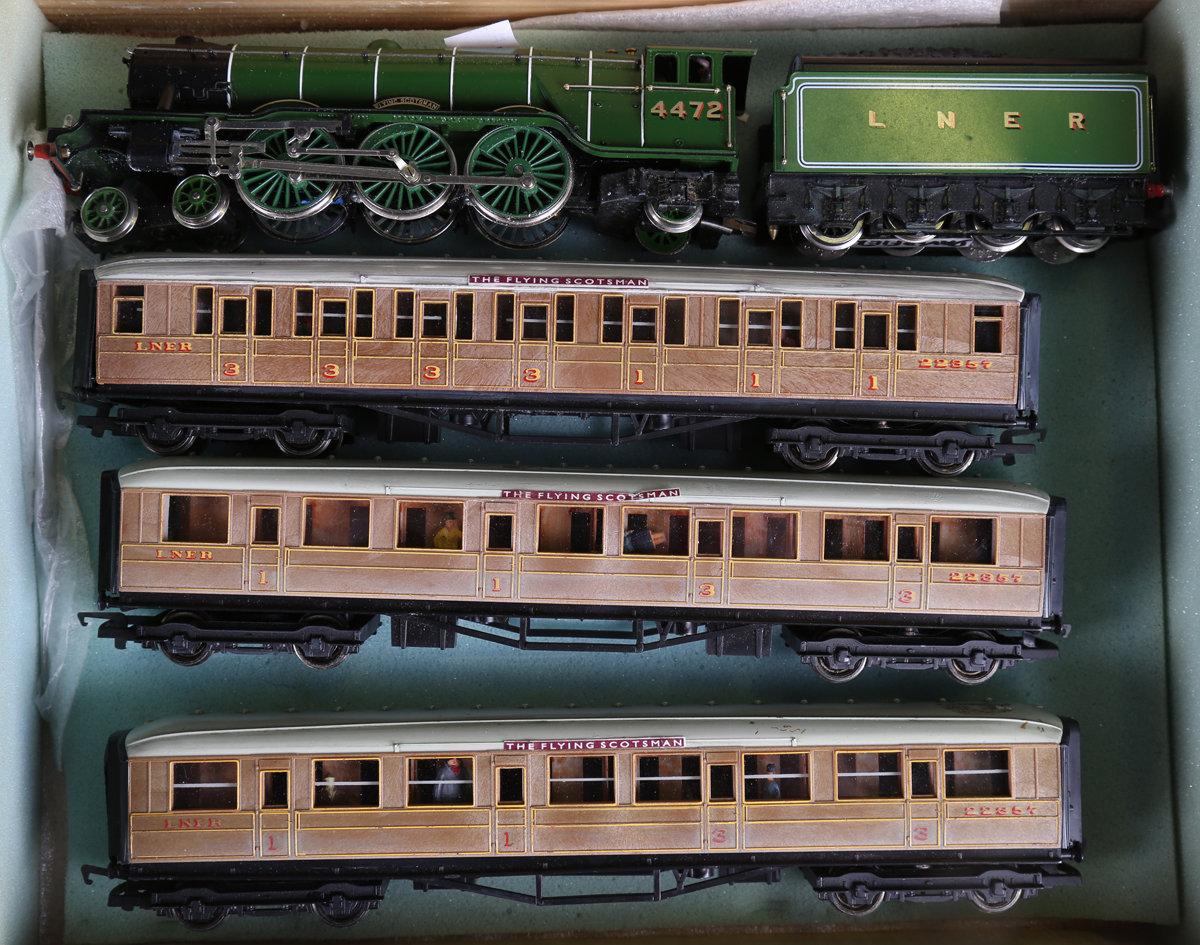 A collection of Hornby gauge OO railway items, including locomotive 'Flying Scotsman' and tender, '
