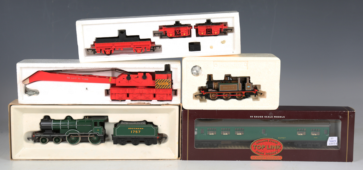 A small collection of Hornby Railways items, comprising R.739 operating breakdown crane, Schools