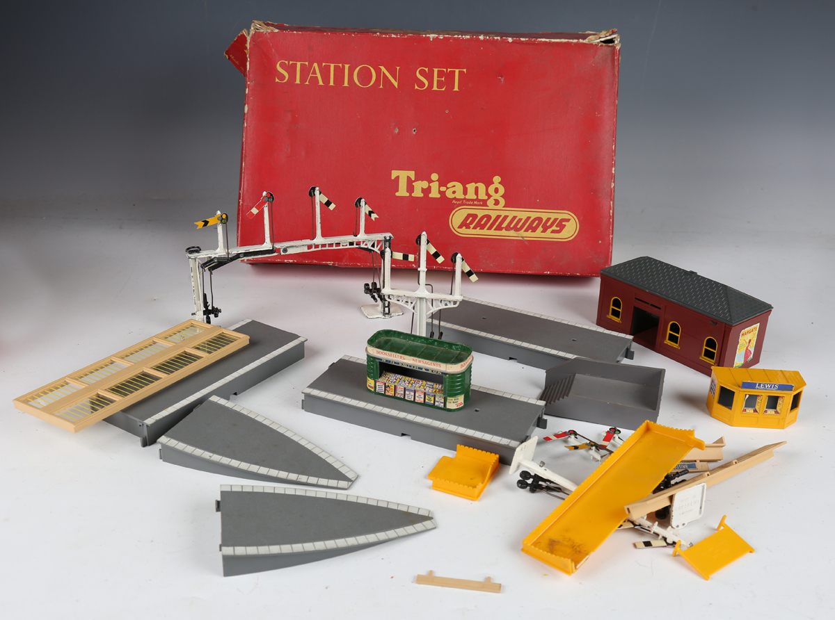 A small collection of Tri-ang Hornby, Hornby Railways and Tri-ang gauge OO items, comprising RS.52 - Image 9 of 14