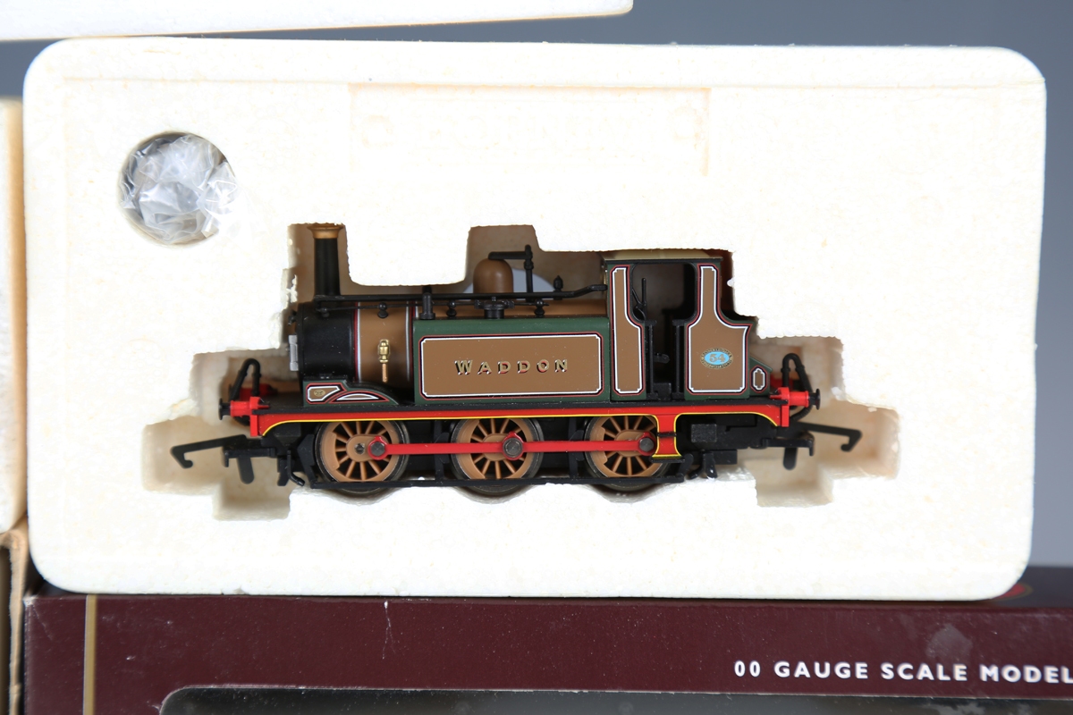 A small collection of Hornby Railways items, comprising R.739 operating breakdown crane, Schools - Image 6 of 6