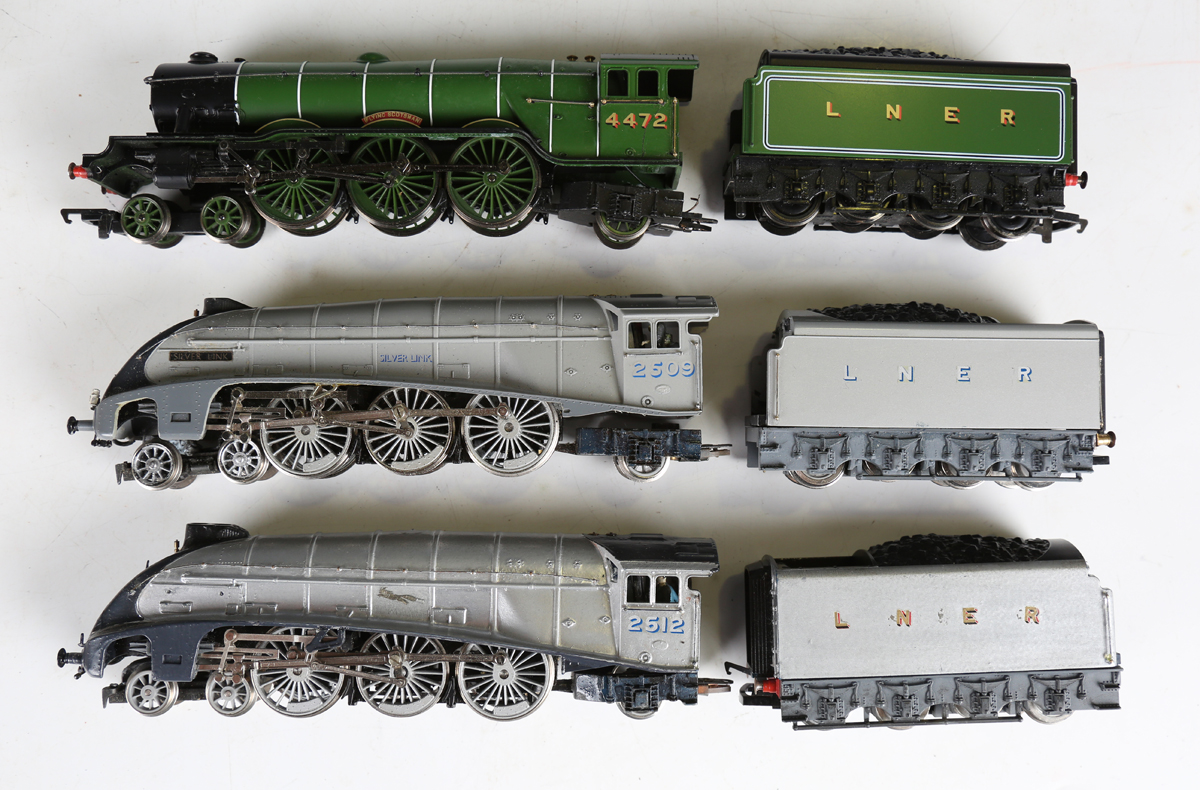 A collection of Hornby gauge OO railway items, including locomotive 'Flying Scotsman' and tender, ' - Image 5 of 8