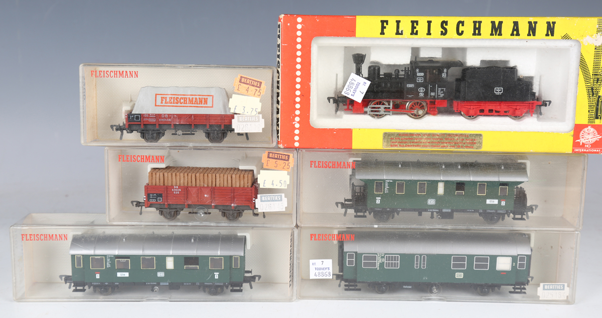 A Fleischmann gauge HO No. 4111 locomotive and tender, three coaches, four items of goods rolling - Bild 6 aus 10