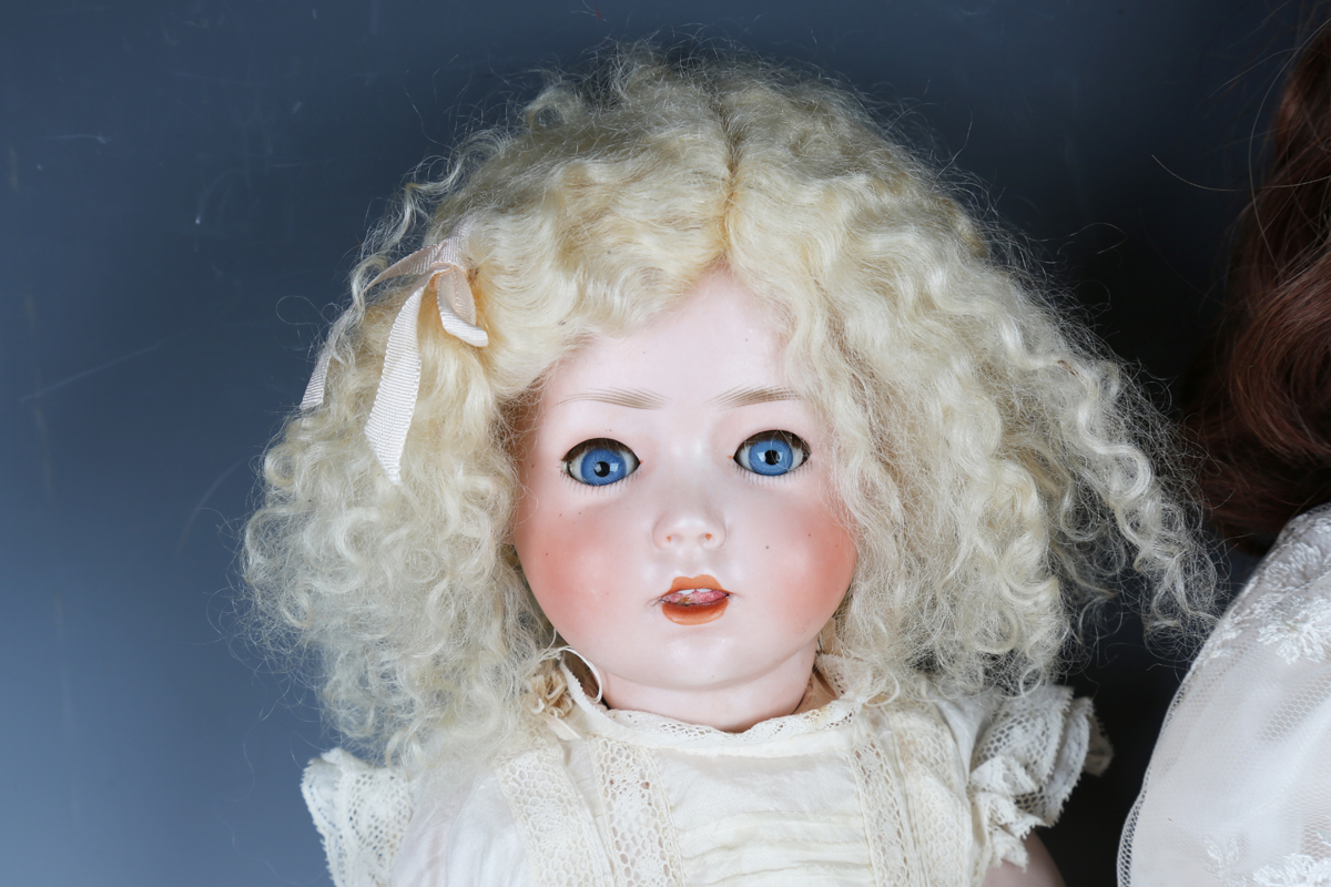 A Schoenau & Hoffmeister bisque head doll, impressed '1909 7½', with later brown wig, sleeping brown - Image 10 of 10