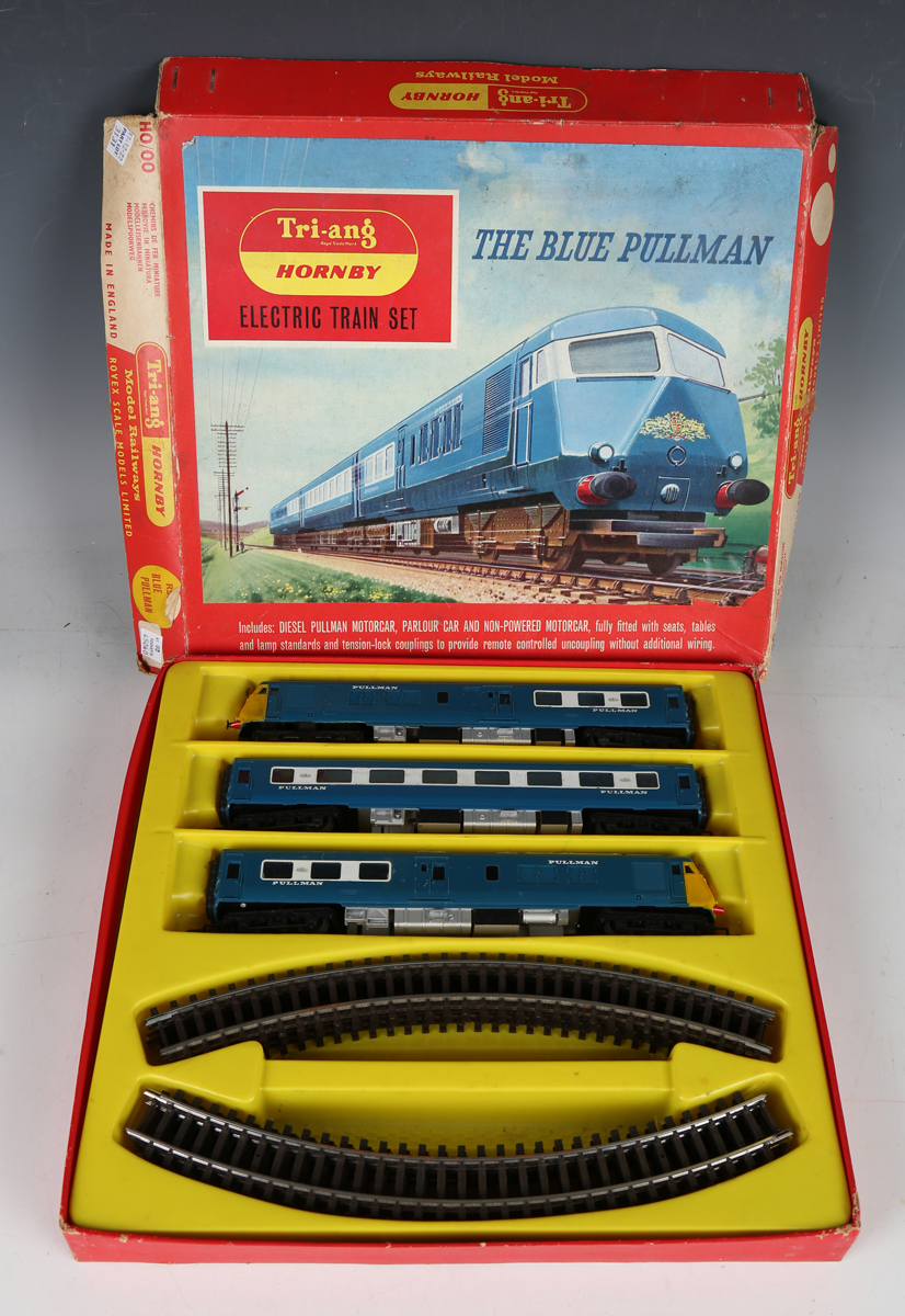 A small collection of Tri-ang Hornby, Hornby Railways and Tri-ang gauge OO items, comprising RS.52 - Image 2 of 14