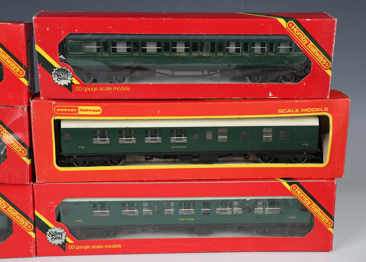 A collection of Hornby Railways, Tri-ang Hornby and Tri-ang gauge OO items, including R.380 - Image 8 of 11