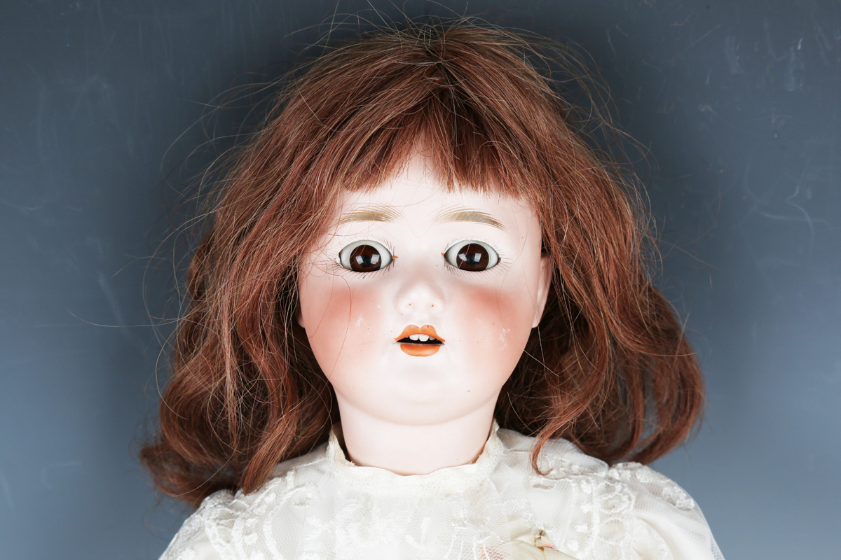 A Schoenau & Hoffmeister bisque head doll, impressed '1909 7½', with later brown wig, sleeping brown - Image 6 of 10
