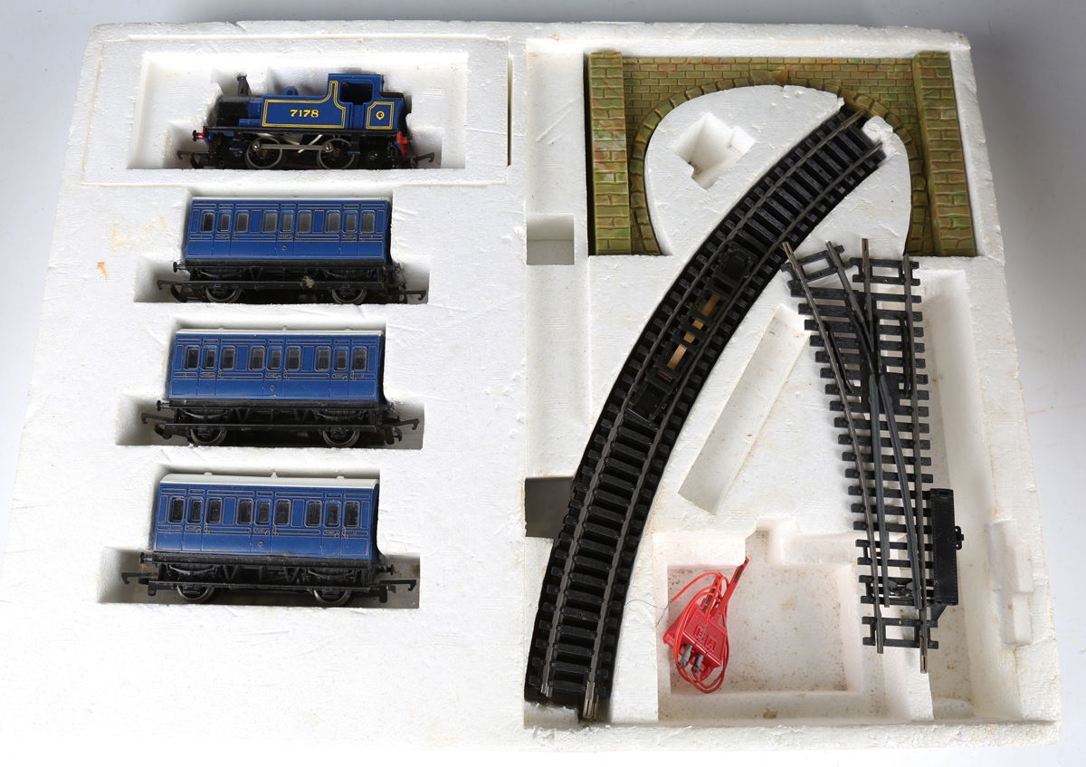A collection of Hornby Railways gauge OO items, including R.759 locomotive 'Albert Hall' and tender, - Image 2 of 6