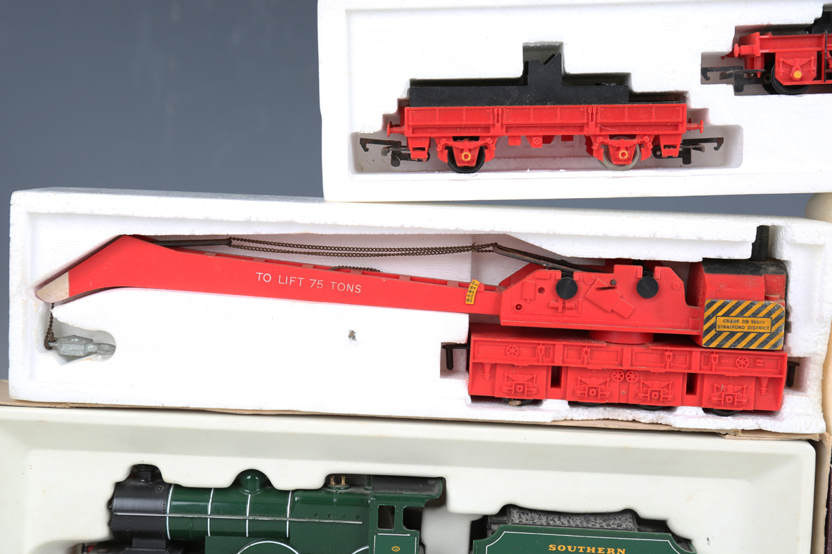 A small collection of Hornby Railways items, comprising R.739 operating breakdown crane, Schools - Image 3 of 6