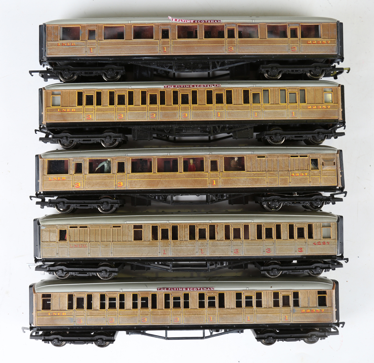 A collection of Hornby gauge OO railway items, including locomotive 'Flying Scotsman' and tender, ' - Image 6 of 8