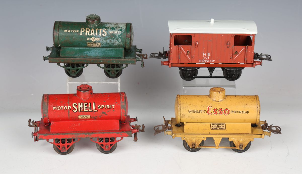 A small collection of Hornby gauge O railway items, including No. 101 tank locomotive LNER with key,