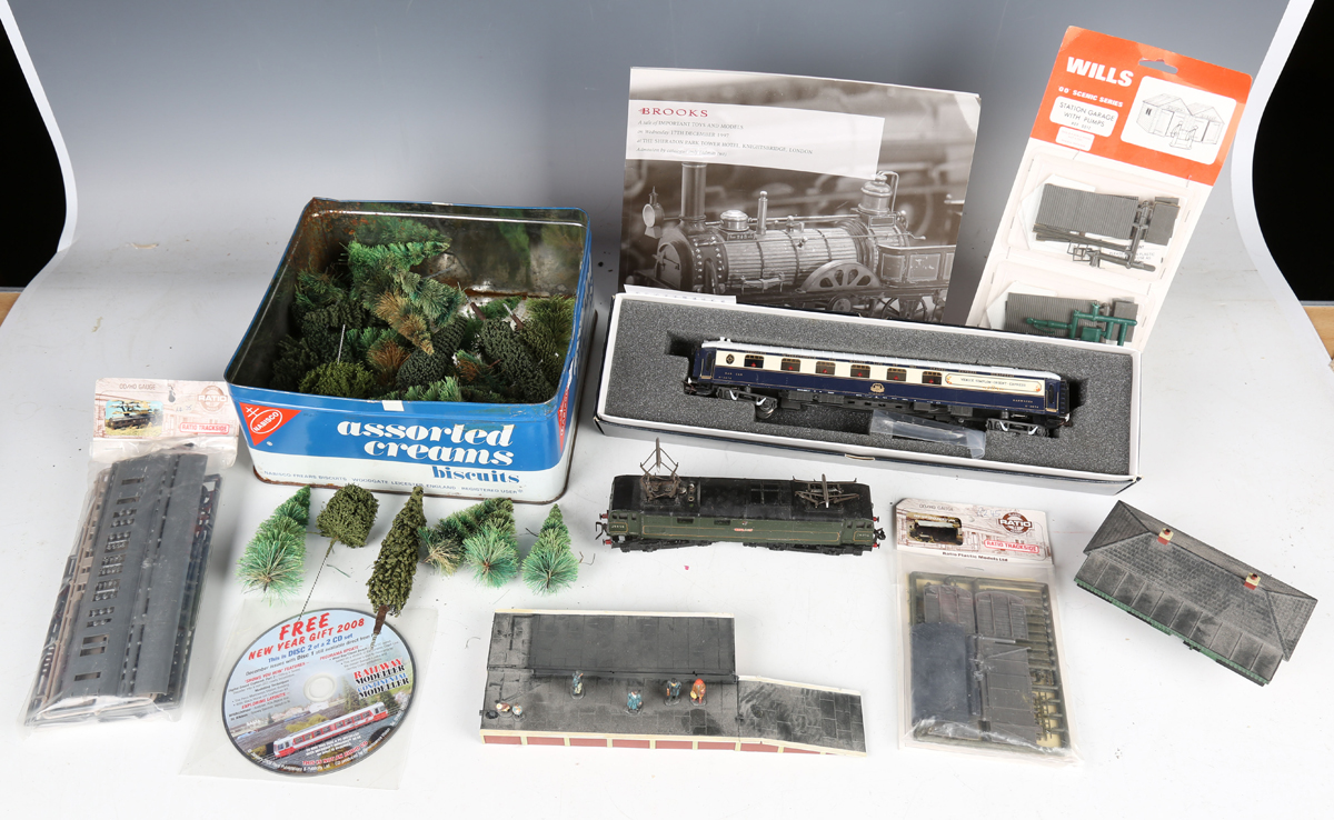 A collection of Hornby Dublo three-rail items, including No. 3231 diesel shunter, EDL12 - Image 4 of 16