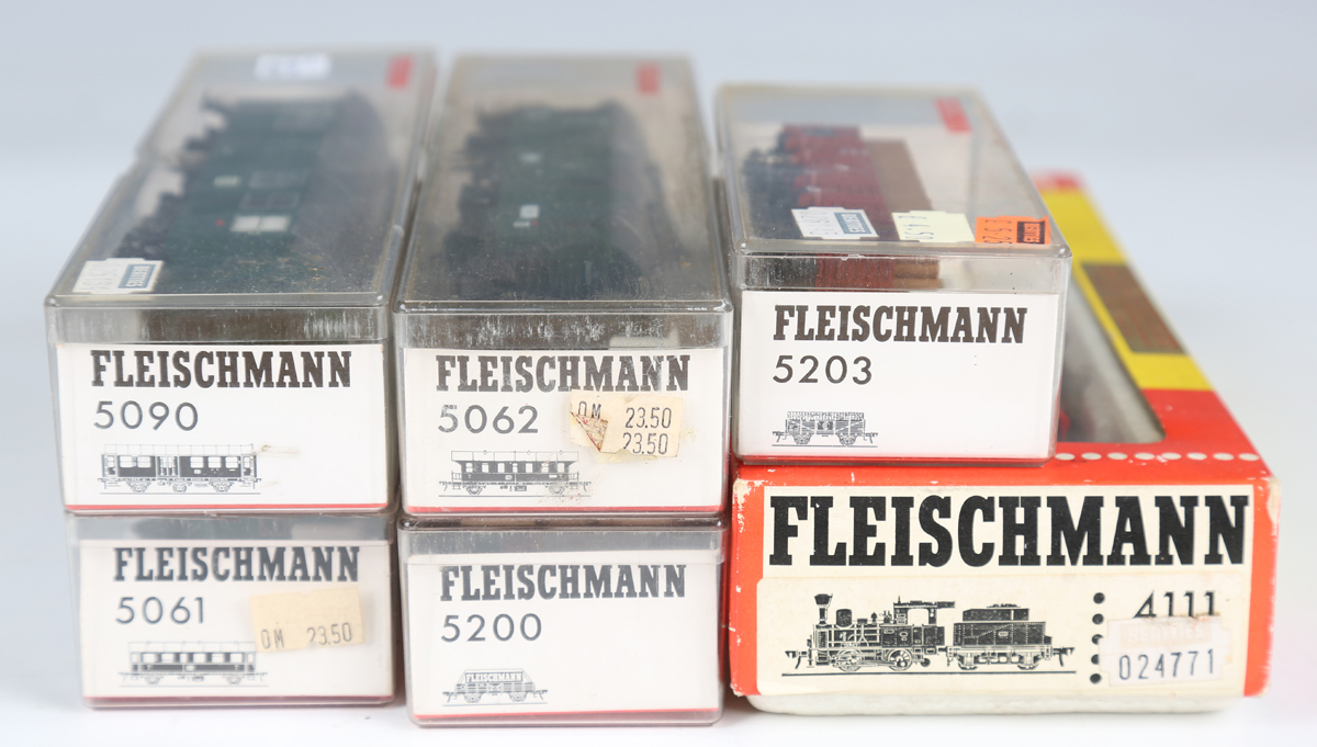 A Fleischmann gauge HO No. 4111 locomotive and tender, three coaches, four items of goods rolling - Bild 5 aus 10