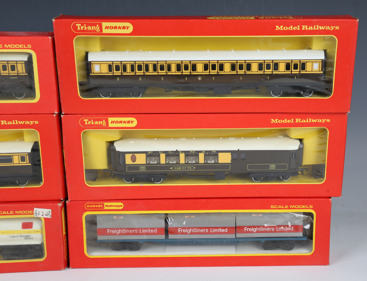 A small collection of Tri-ang Hornby, Hornby Railways and Tri-ang gauge OO items, comprising RS.52 - Image 11 of 14