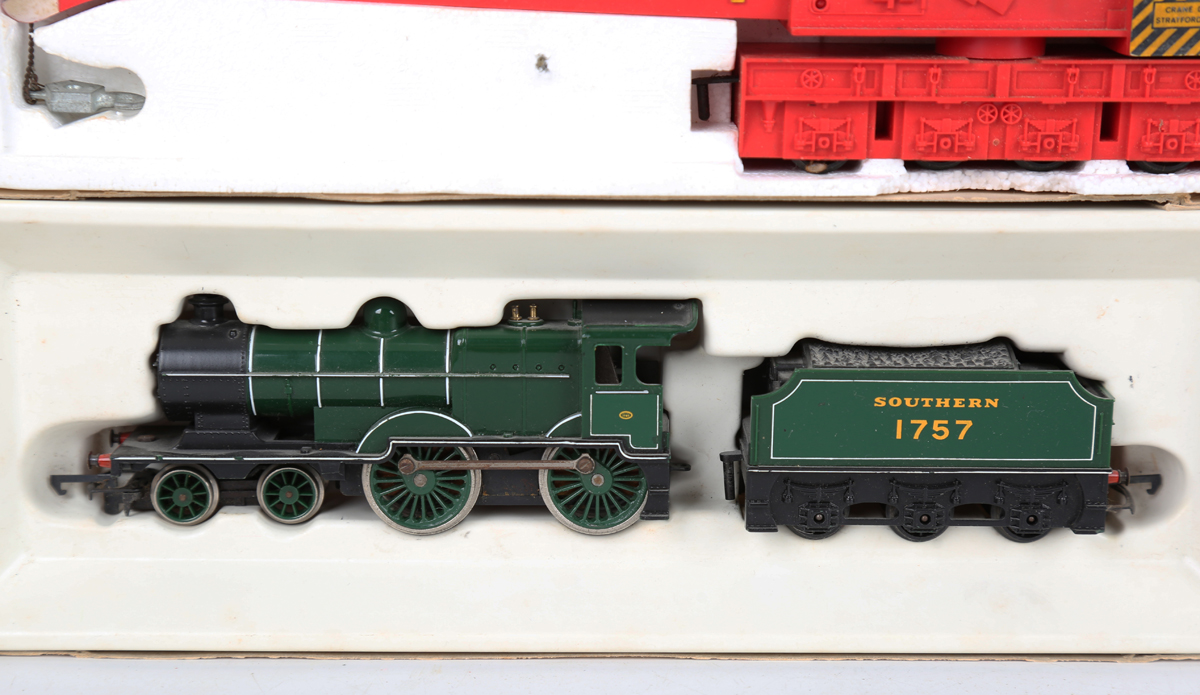 A small collection of Hornby Railways items, comprising R.739 operating breakdown crane, Schools - Image 4 of 6
