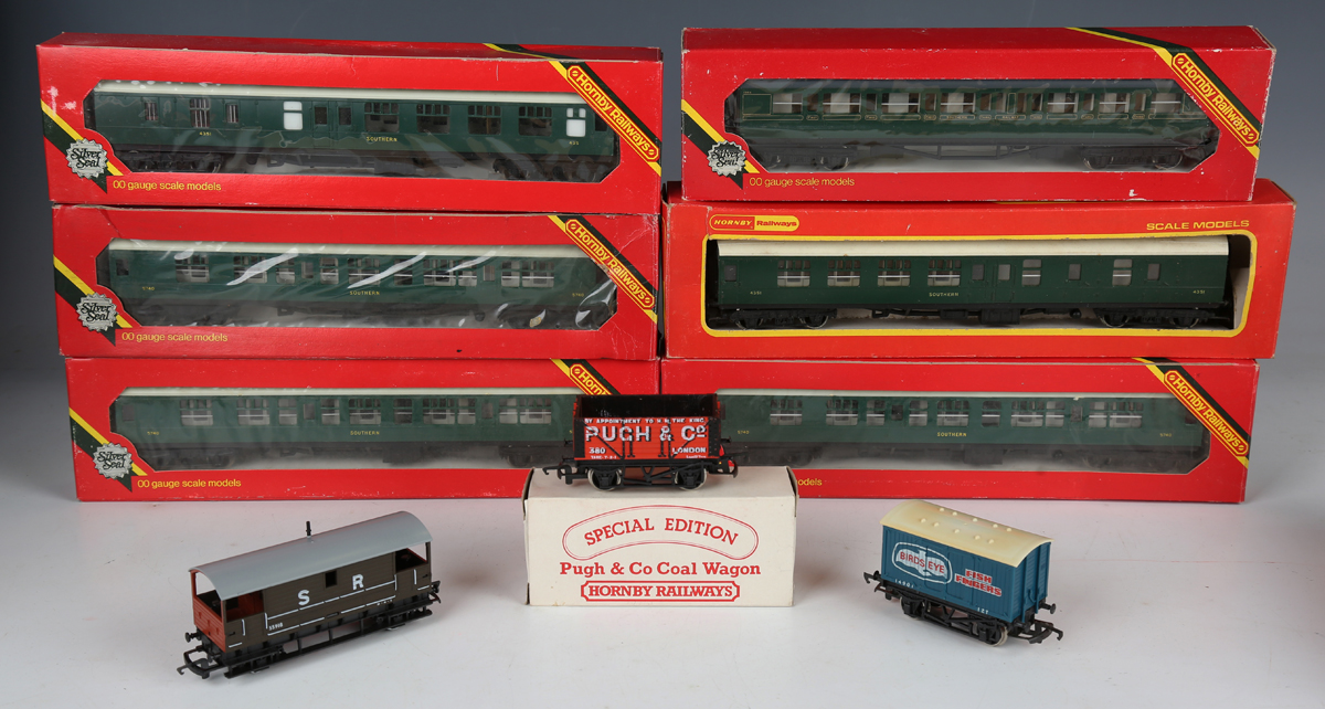 A collection of Hornby Railways, Tri-ang Hornby and Tri-ang gauge OO items, including R.380