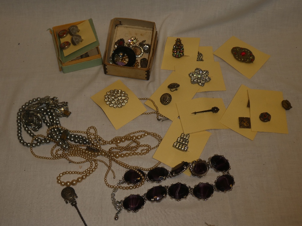 A selection of various costume jewellery including brooches, necklaces, earrings etc.