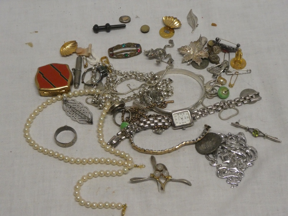 A selection of various costume jewellery including Art Nouveau brooch, silver wedding band etc.